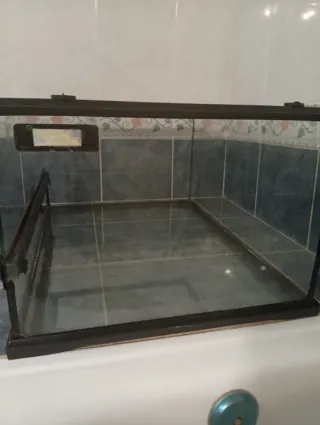 Terrario Exo Terra 60x45x32 + Bebedero  +Cueva