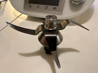 Thermomix TM5 con accesorios y libros