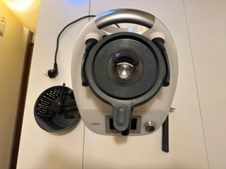Thermomix TM5 con accesorios y libros