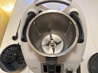 Thermomix TM5 con accesorios y libros