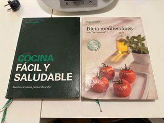 Thermomix TM5 con accesorios y libros