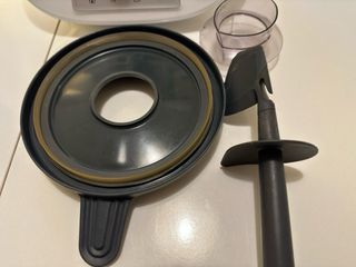 Thermomix TM5 con accesorios y libros