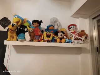 Estantería blanca y multicolor