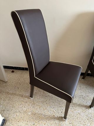 Dos sillas de comedor marrones y plateadas