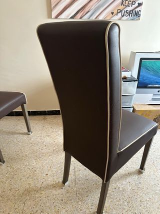 Dos sillas de comedor marrones y plateadas