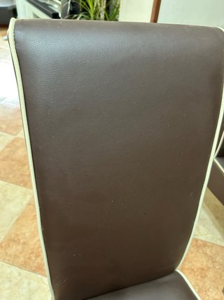 Dos sillas de comedor marrones