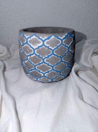 Maceta de piedra gris y azul