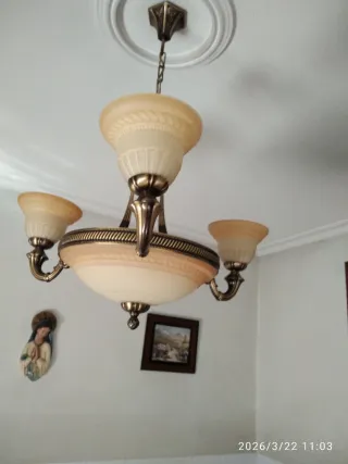 Lámpara de techo beige y dorada