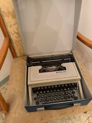 Máquina de escribir Olivetti Dora en caja original