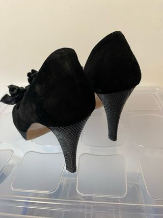 Zapatos de fiesta ante negro con detalle de flor.