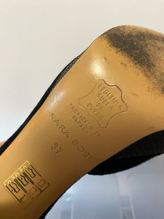 Zapatos de fiesta ante negro con detalle de flor.