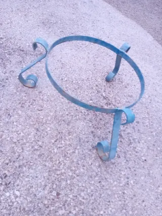 Soporte macetero forjado azul