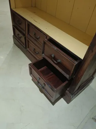 Librería de madera con cajones