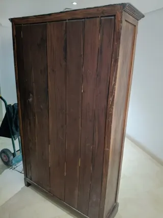 Librería de madera con cajones