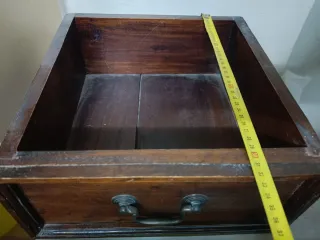 Librería de madera con cajones