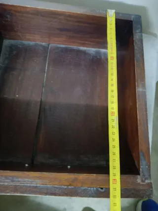 Librería de madera con cajones