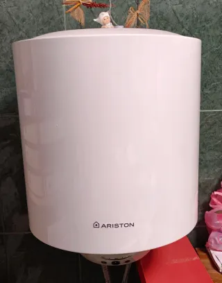Calentador eléctrico Ariston blanco 50l.