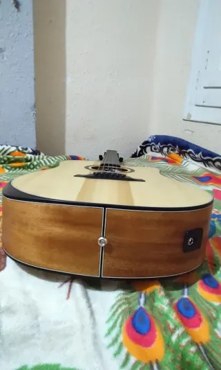 Guitarra Acústica Q en perfecto estado
