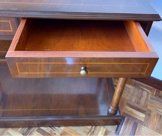 Mesa auxiliar de madera con 2 cajones