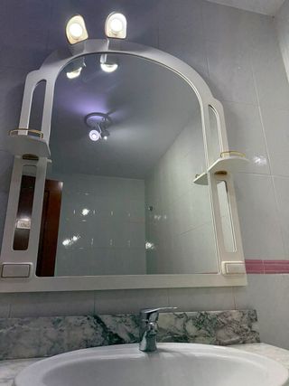 Mueble de baño completo con lavabo y espejo
