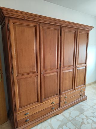 Armario de madera maciza, cuatro puertas.
