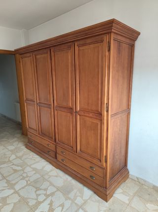Armario de madera maciza, cuatro puertas.