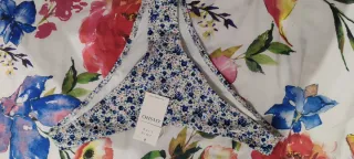 Bikini floral azul y rosa con volantes