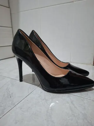 Tacones negros brillantes