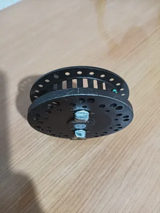 Carrete de pesca negro