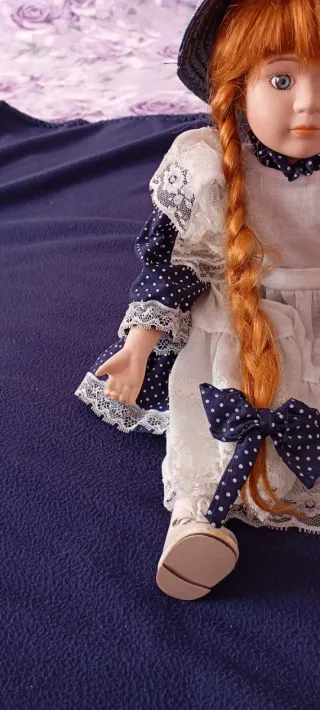 Bambola vintage con capelli rossi e cappello