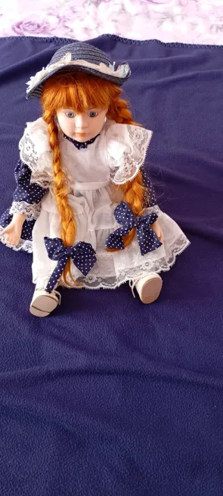 Bambola vintage con capelli rossi e cappello