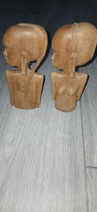 Figuras de madera africana tallada