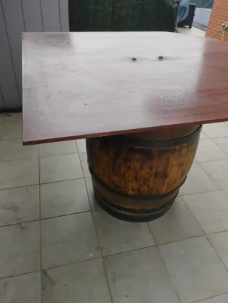 Mesa con Barrica de Madera
