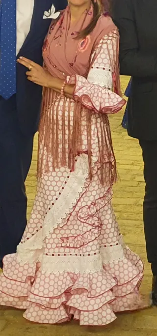 Traje de flamenca rosa y blanco.