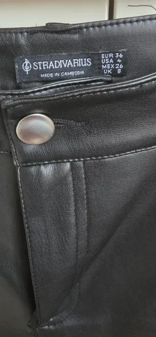 Pantalón "Stradivarius" Efecto Piel Talla 36