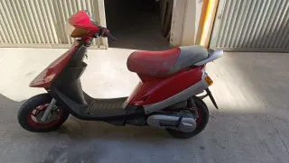 Yamaha Jog 50cc Scooter Roja y plata