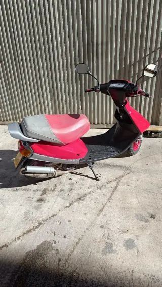 Yamaha Jog 50cc Scooter Roja y plata