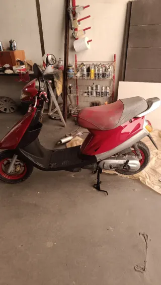 Yamaha Jog 50cc Scooter Roja y plata