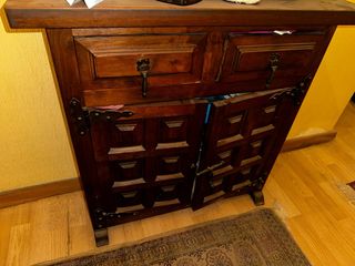 Mueble de madera maciza antiguo