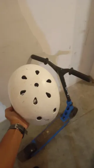 Patinete Micro azul y casco de patinaje oxelo.