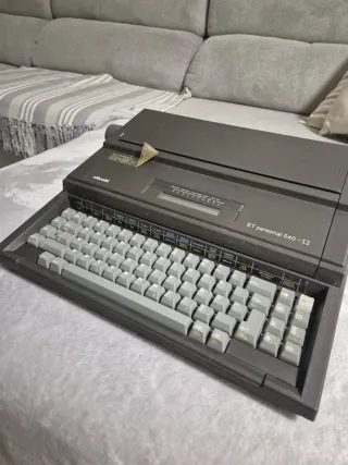 Máquina de escribir eléctrica Olivetti ET 540-II