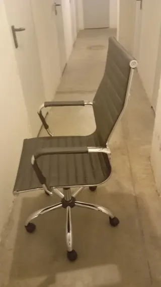 Silla de oficina negra y plateada