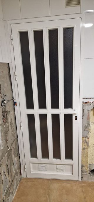 Puerta exterior blanca con cristal