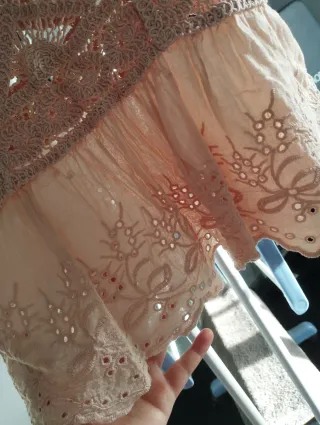 Blusa rosa de encaje y bordado