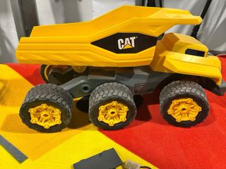 Camión teledirigido CAT amarillo