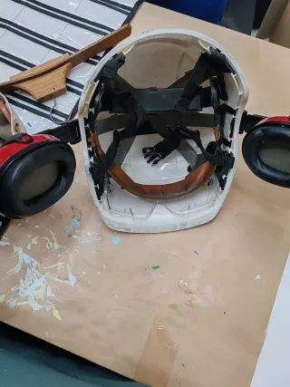 Casco de seguridad con gafas y orejeras