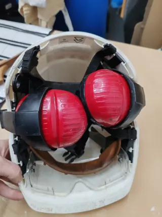 Casco de seguridad con gafas y orejeras