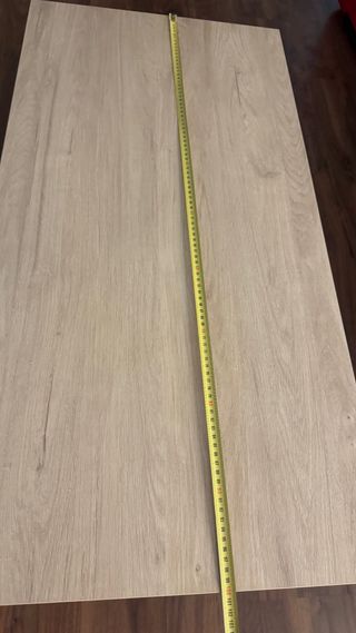 Mesa elevable color madera clara