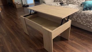 Mesa elevable color madera clara