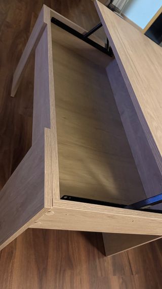 Mesa elevable color madera clara